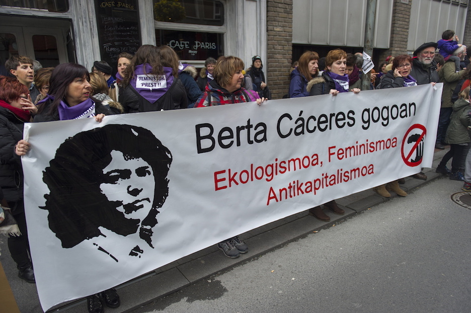 Berta Caceres ere gogoratu dute manifestazioan izan direnek. Berta Caceres ere gogoratu dute manifestazioan izan direnek.