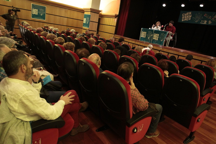 Bermeoko Nestor Basterretxea aretoan aurkeztu dute galdeketa. (ARGAZKI PRESS)