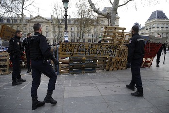 Agentes de la Gendarmería francesa, durante el desalojo. (Thomas SAMSON/AFP)