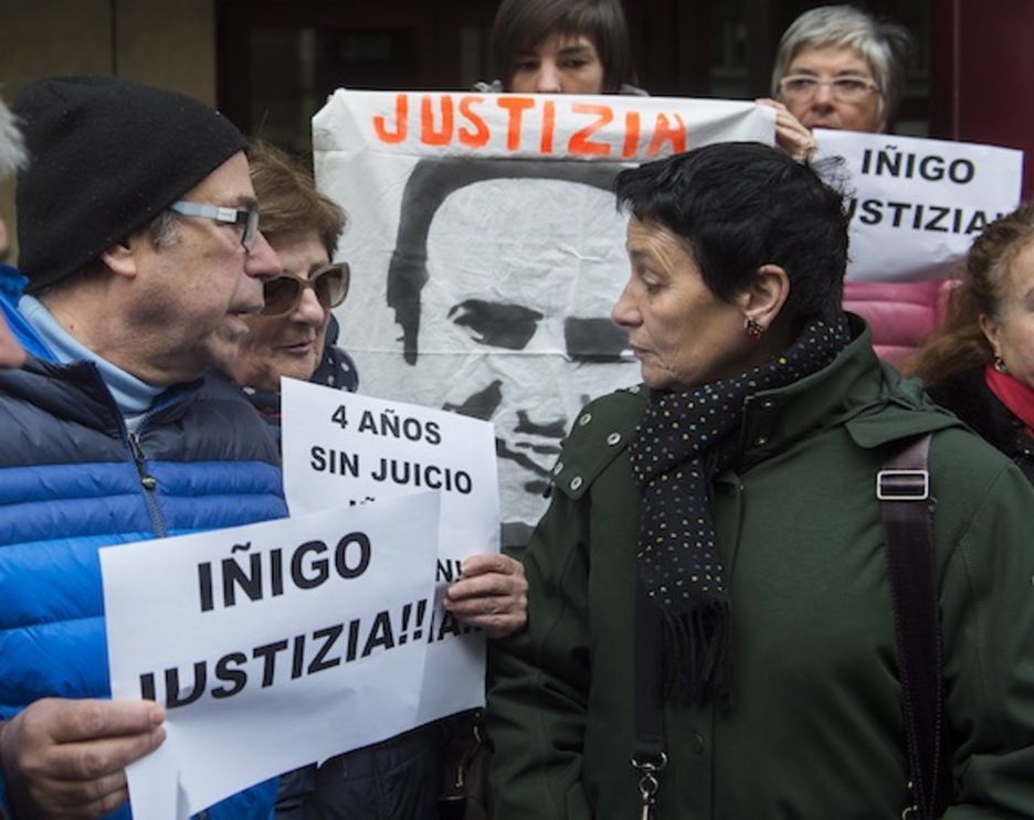 Jone Goirizelaia, junto a Manu Cabacas y Fina Liceranzu. (Luis JAUREGIALTZO/ARGAZKI PRESS)