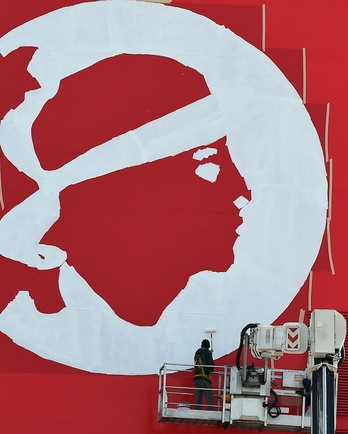 Trabajadores pintan el símbolo nacional corso en un ferry a Marsella. (Boris HORVAT/AFP)