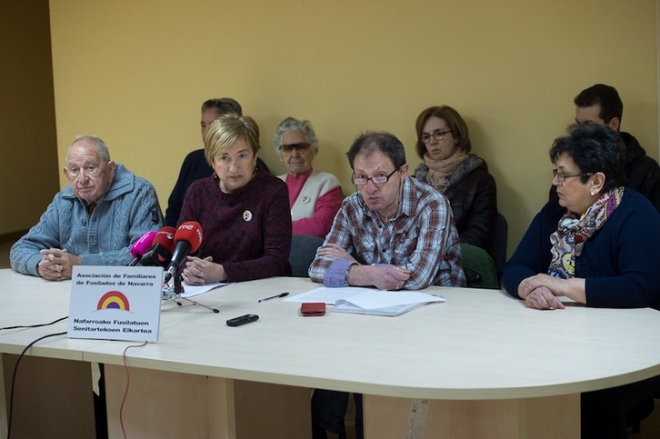 Familiares de fusilados, en la comparecencia que han ofrecido en Iruñea. (Iñigo URIZ/ARGAZKI PRESS)