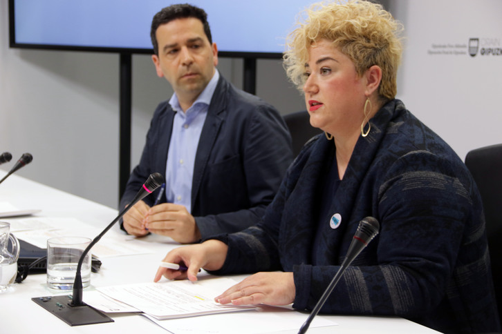El portavoz foral, Imanol Lasa, y la diputada de Políticas Sociales, Maite Peña. (GIPUZKOABERRI.NET)