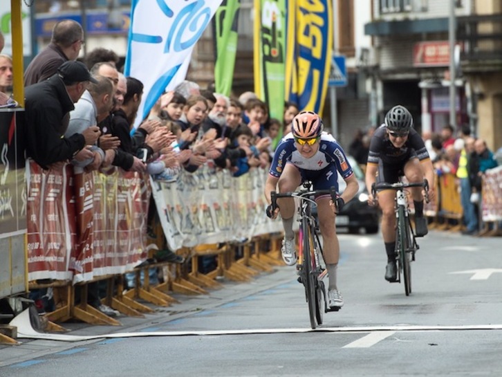 Guarnier se ha impuesto a Longo en el sprint final. (Monika DEL VALLE / ARGAZKI PRESS)