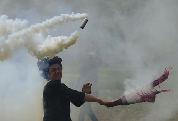 La Policía macedonia ha vuelto a lanzar gases lacrimógenos a los refugiados. (Daniel MIHAILESCU/AFP)