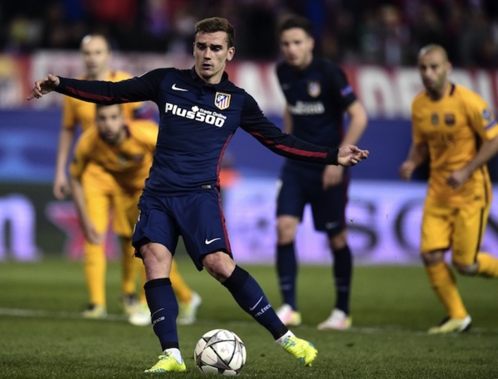 Griezmann dispara desde el punto de penalti para anotar el 2-0. (Javier SORIANO / AFP)