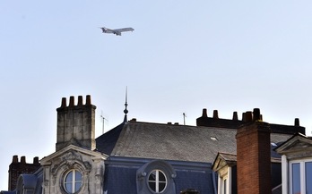 Un avión sobrevuela la ciudada francesa de Nantes. (Loic VENANCE / AFP)