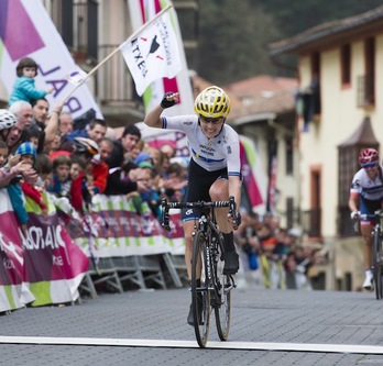 Johansson ha sido más rápida que Small en la meta de Eskoriatza. (Juanan RUIZ / ARGAZKI PRESS)