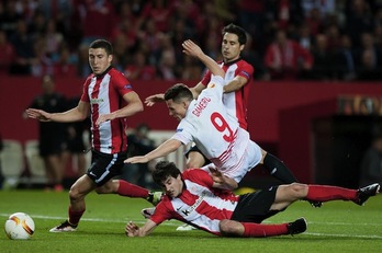 San José y Gameiro caen al suelo ante la mirada de De Marcos y Etxeita. (Jorge GUERRERO / AFP)
