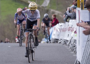 Johansson celebra su victoria en Urkiola. (Monika DEL VALLE / ARGAZKI PRESS)