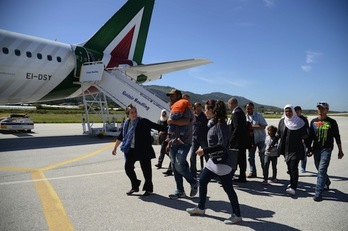Bergoglio se ha llevado en su avión a doce refugiados. (Filippo MONTEFORTE/AFP)