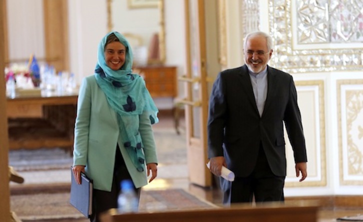 El ministro iraní de Exteriores, Mohamad Yavad Zarif, junto a la representante de la UE, Federica Morgherini. (Atta KENARE/AFP)
