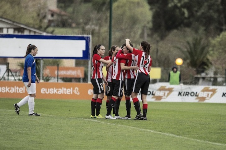 Las jugadoras del Athletic celebran uno de los tantos. (Aritz LOIOLA/ARGAZKI PRESS)