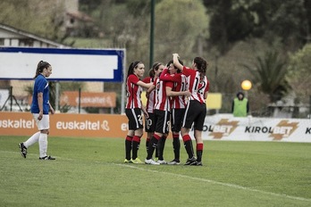 Las jugadoras del Athletic celebran uno de los tantos. (Aritz LOIOLA/ARGAZKI PRESS)