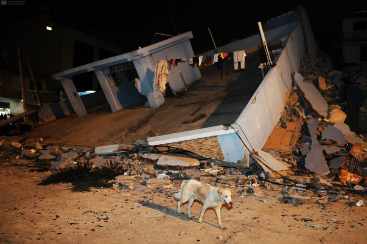 Casa derrumbada en Guayaquil tras el terremoto. (MARCOS PIN MENDEZ /AFP)