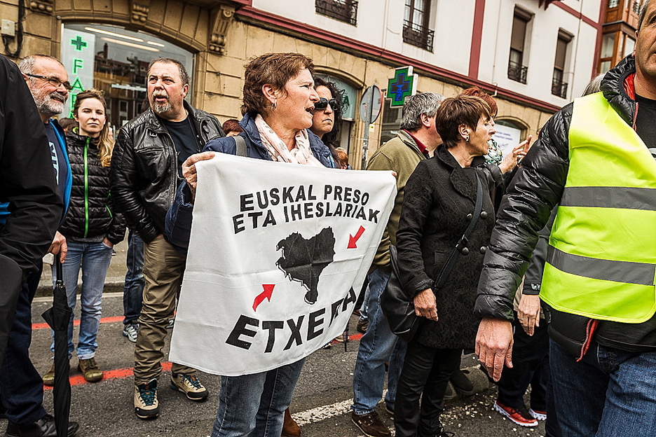 Presoak Euskal Herriratzearen aldeko banderolak manifestazioan zehar. (Aritz LOIOLA / ARGAZKI PRESS)