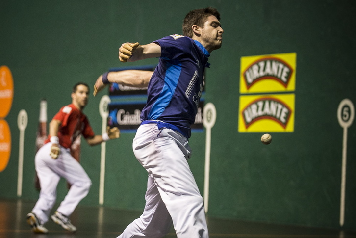 Irribarria pilota astintzen. (Jaizki FONTANEDA / ARGAZKI PRESS)