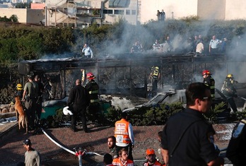 El autobús ha quedado calcinado tras la explosión. (Thomas COEX/AFP) 