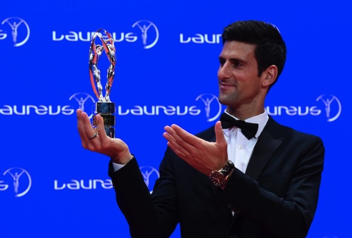 Djokovic, con el premio Laureus 2015. (TOBIAS SCHWARZ / AFP)