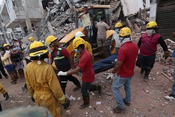 Los equipos de rescate siguen trabajando en Ecuador. (Juan CEVALLOS / AFP)