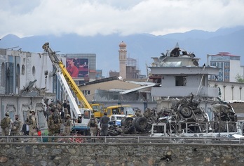 Militares afganos alrededor del camión-bomba. (SHAH MARAI / AFP)
