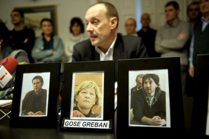 Las fotografías de Enparantza, Zulueta y Sarriegi, durante una rueda de prensa de abogados en noviembre de 2010. (Marisol RAMIREZ/ARGAZKI PRESS)