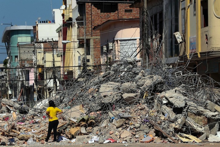 Un edificio derrumbado en Portoviejo, Ecuador. (Juan CEVALLOS / AFP)