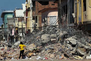 Un edificio derrumbado en Portoviejo, Ecuador. (Juan CEVALLOS / AFP)