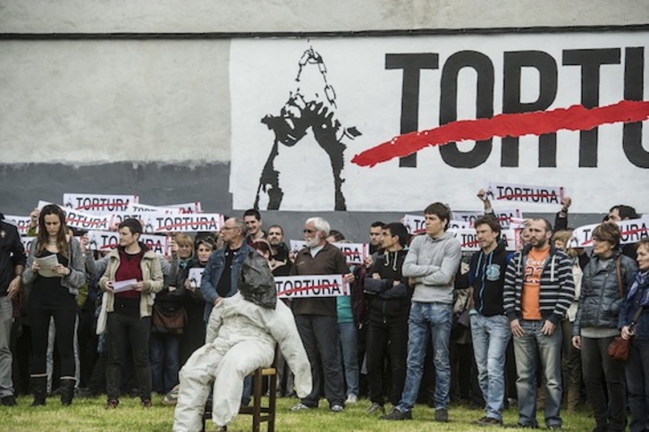 Comparecencia de vecinos de Burlata que han sufrido torturas. (Jagoba MANTEROLA/ARGAZKI PRESS)