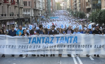 Manifestación en Bilbo tras la operación contra Herrira, en octubre de 2013. (Luis JAUREGIALTZO / ARGAZKI PRESS)