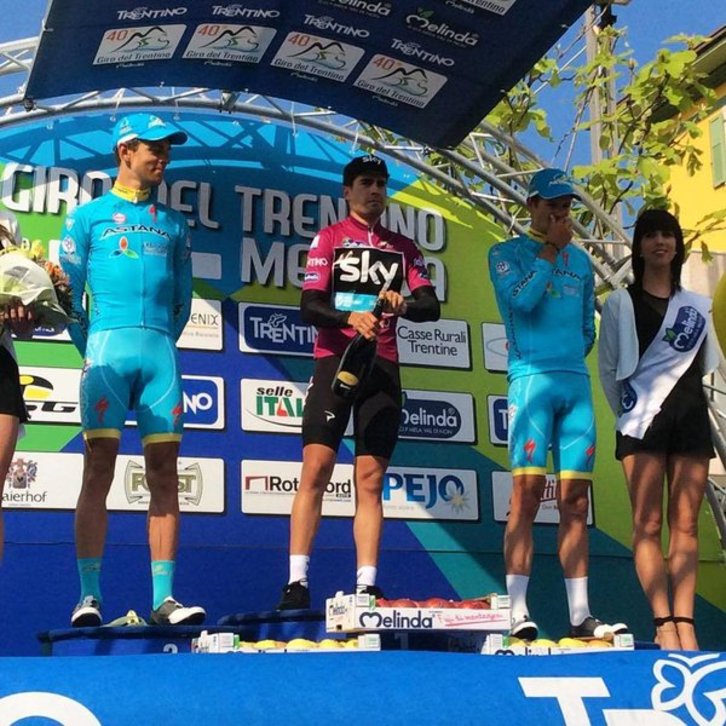 Mikel Landa con el maillot de líder y flanqueado por Kangert y Fuglsang. (@girodeltrentino) 