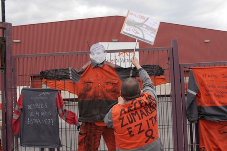Protesta de los trabajadores a las puertas de Arcelor Zumarraga. (Gotzon ARANBURU/ARGAZKI PRESS)