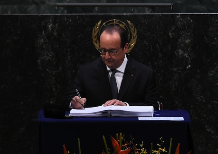 El presidente francés, François Hollande, ha sido el primero en firmar el acuerdo. (Jewel SAMAD/AFP)