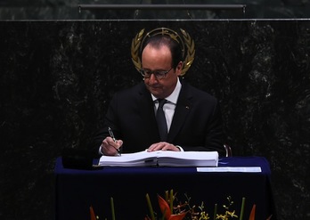 El presidente francés, François Hollande, ha sido el primero en firmar el acuerdo. (Jewel SAMAD/AFP)