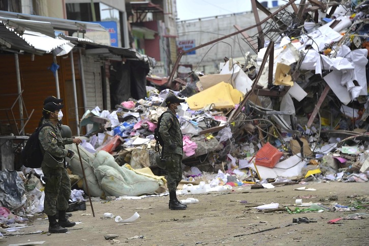 Labores de rescate en la localidad de Tarqui. (Rodrigo BUENDÍA / AFP)