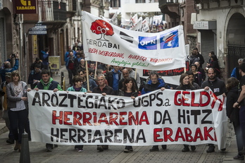 Aroztegiaren auzian galdeketa bat eskatu dute Elizondoko kaleetan. (Jagoba MANTEROLA / ARGAZKI PRESS)