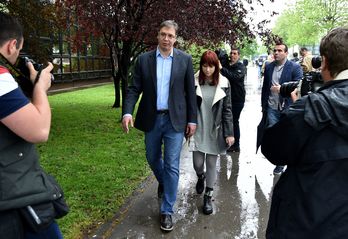Vucic ha acudido a votar junto a su hija. (ANDREJ ISAKOVIC /AFP)