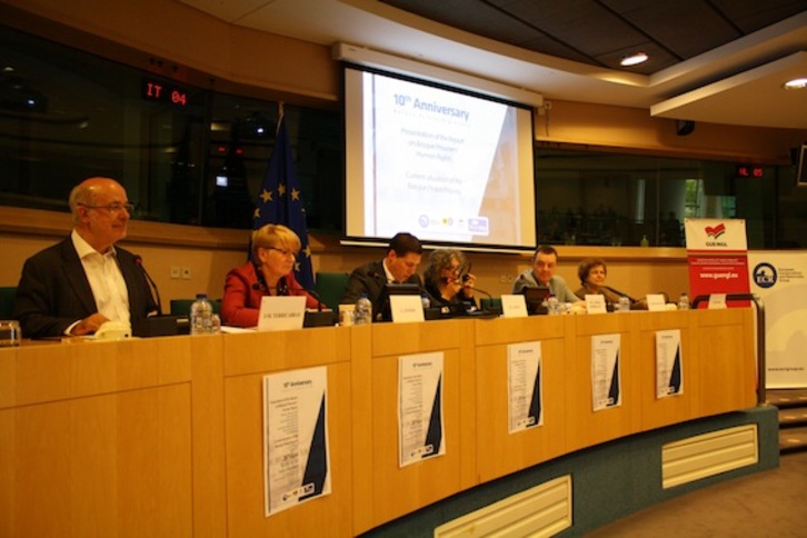 Josep-Maria Terricabras y Gabi Zimmer, en primer plano, durante la presentación del informe junto al resto de eurodiputados. (Beñat ZALDUA)
