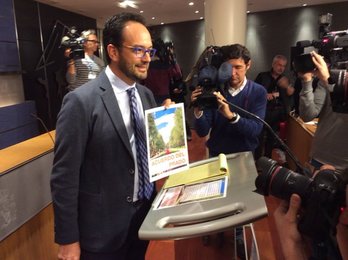 Antonio Hernando enseña el acuerdo propuesto por Compromís. (@gpscongreso)