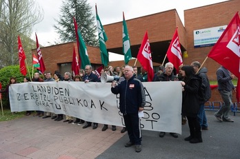Concentración sindical ante la sede de Lanbide en Gasteiz. (Juanan RUIZ / ARGAZKI PRESS)