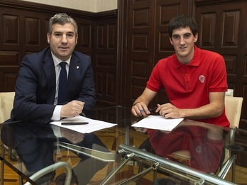 Josu Urrutia y Mikel San José han firmado el contrato en Ibaigane. (Athletic Club)