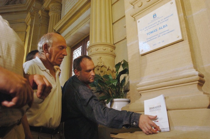 Homenaje del Ayuntamiento de Donostia a Tomás Alba en 2005. (Jon URBE/ARGAZKI PRESS)