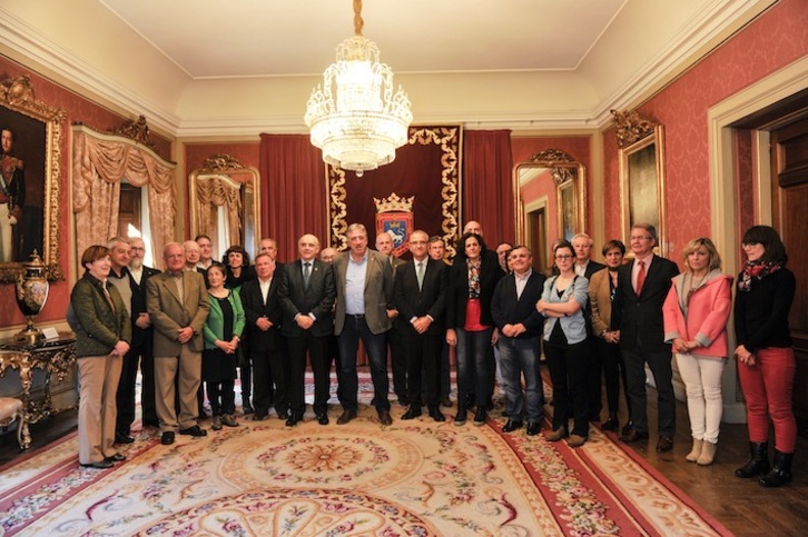 Iruñeko Udalak harrera egin die Euskaltzaindiako kideei, Joseba Asiron alkatea buru zela. (Idoia ZABALETA/ARGAZKI PRESS)