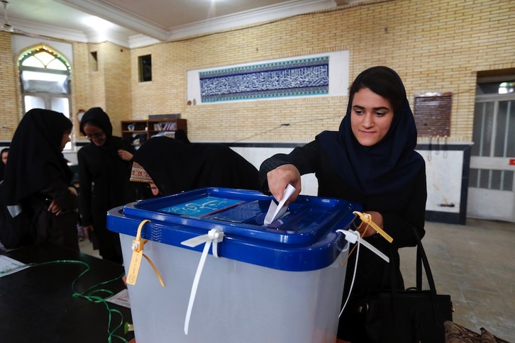 Una joven vota en un colegio electoral de Robat Karim. (Atta KENARE/AFP)