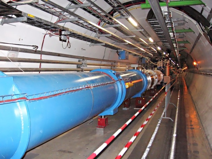 Parte del túnel del Gran Colisionador de Hadrones. (WIKIPEDIA)