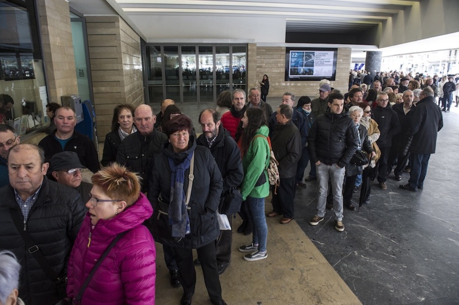 Ilarak izan dira Kursaalera sartzeko. (Jagoba MANTEROLA/ARGAZKI PRESS)