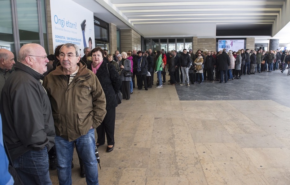 Ekitaldira sartzeko ilara. (Jagoba MANTEROLA/ARGAZKI PRESS)