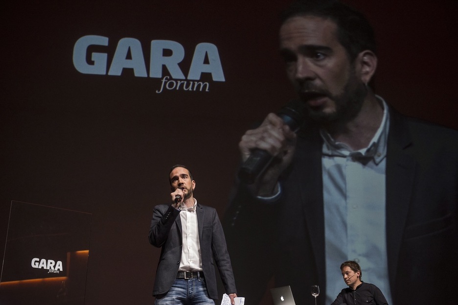 Iñaki Soto, GARAko zuzendaria, eta Ion Telleria aurkezlea. (Jagoba MANTEROLA/ARGAZKI PRESS)