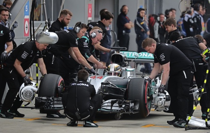 Los mecánicos trabajan en el coche de Hamilton, que saldrá décimo por una avería. ( YURI KOCHETKOV  / AFP)