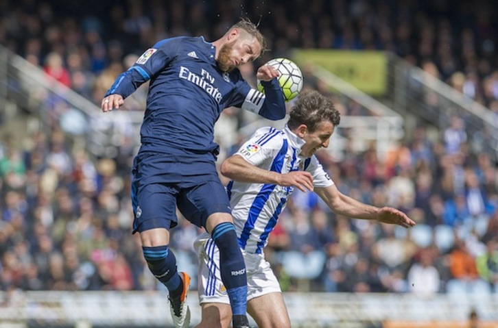 Sergio Ramos gana en el salto a Mikel Oyarzabal. (Juan Carlos RUIZ / ARGAZKI PRESS)